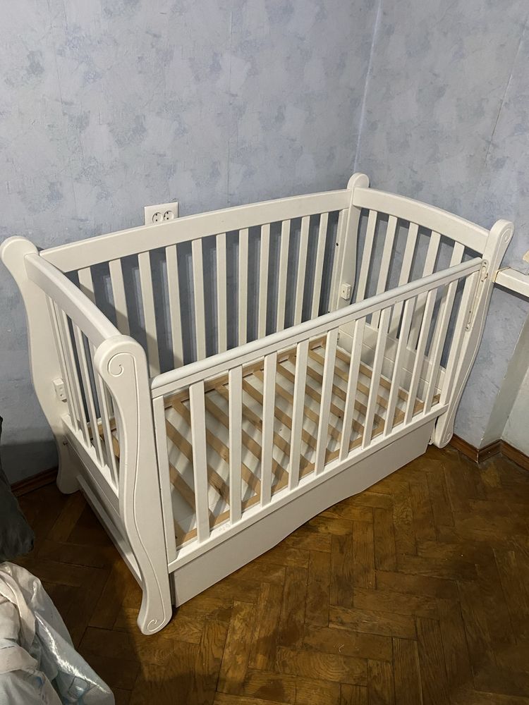 Дитяча кроватка з комодом та маятником