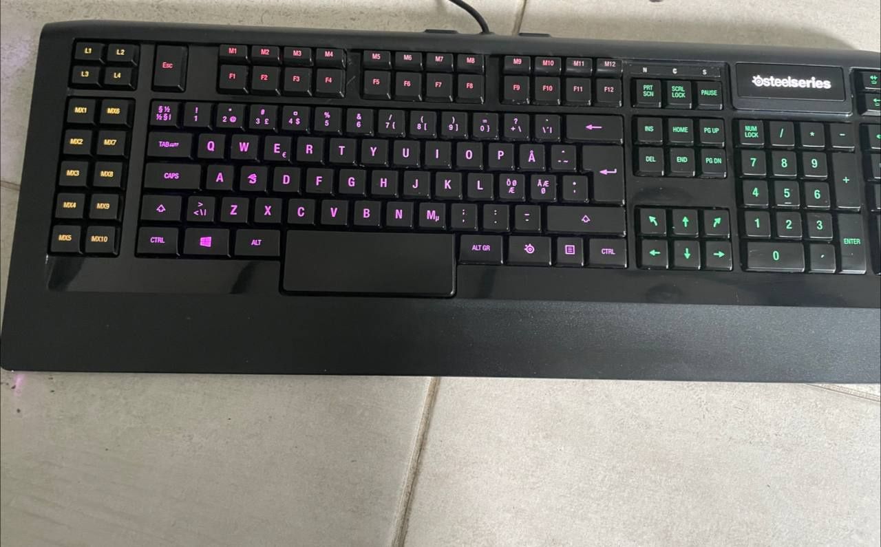 Клавіатура до компютера SteelSeries з RGB-підсвіткою.