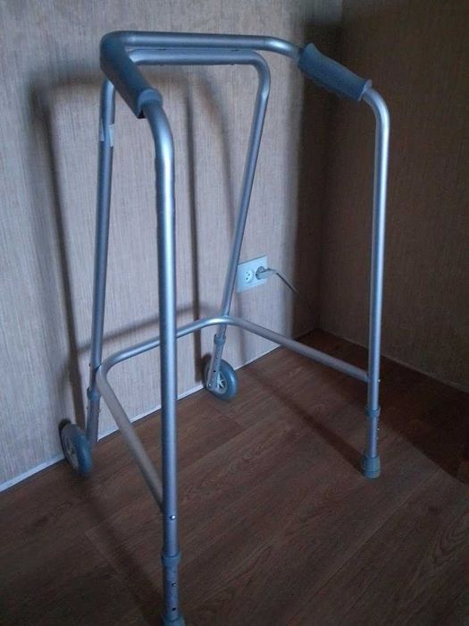 Ходунки для дорослих Coopers Domestic Medium з колесами (Англія)