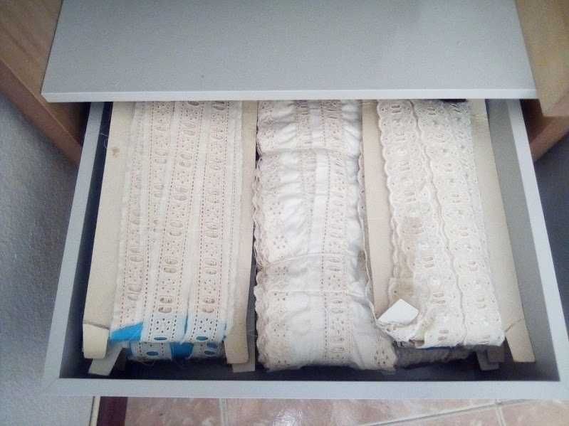 Rendas, elásticos, fechos e fitas variadas