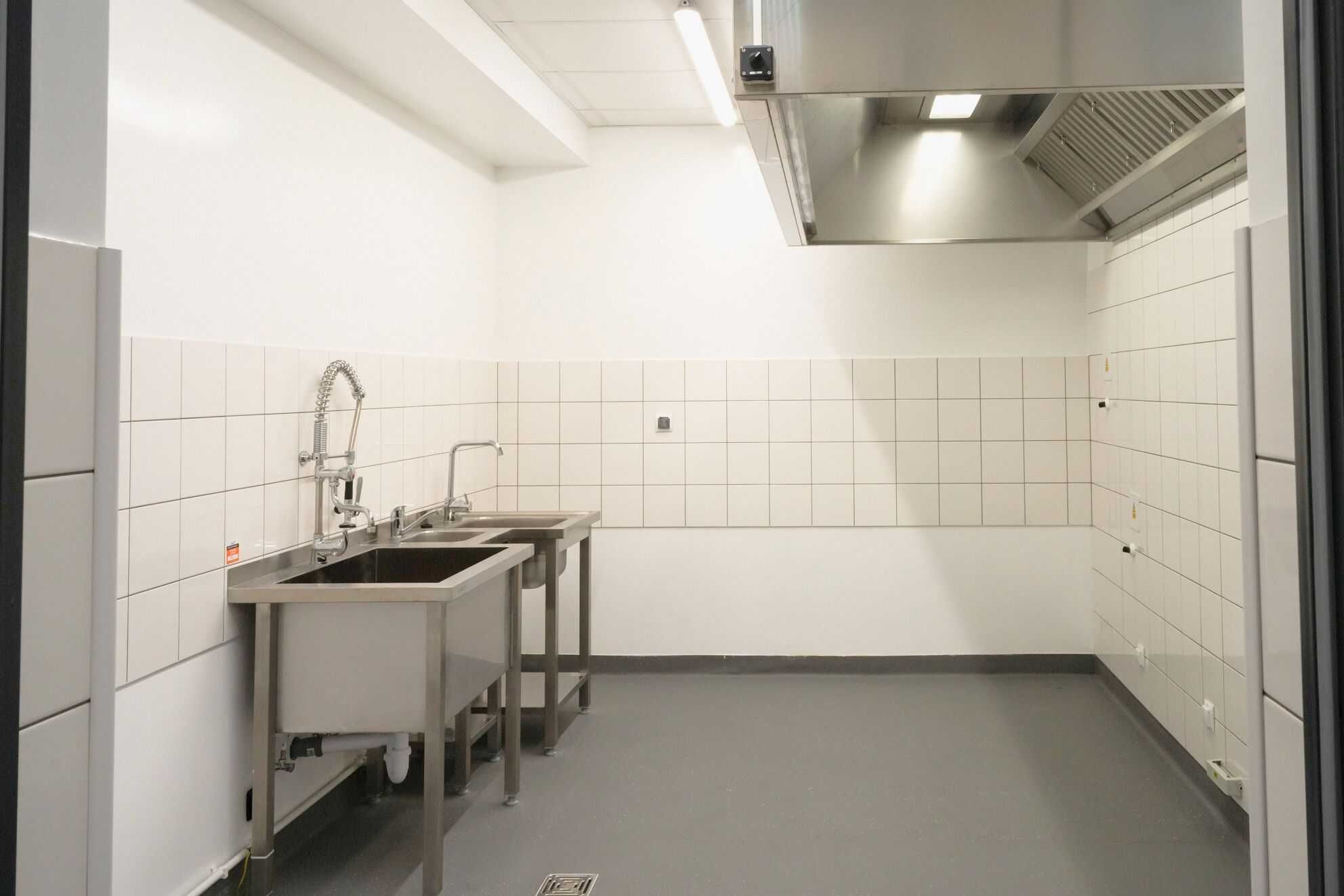 Kuchnia produkcyjna na wynajem: dostawa, catering, dark kitchen