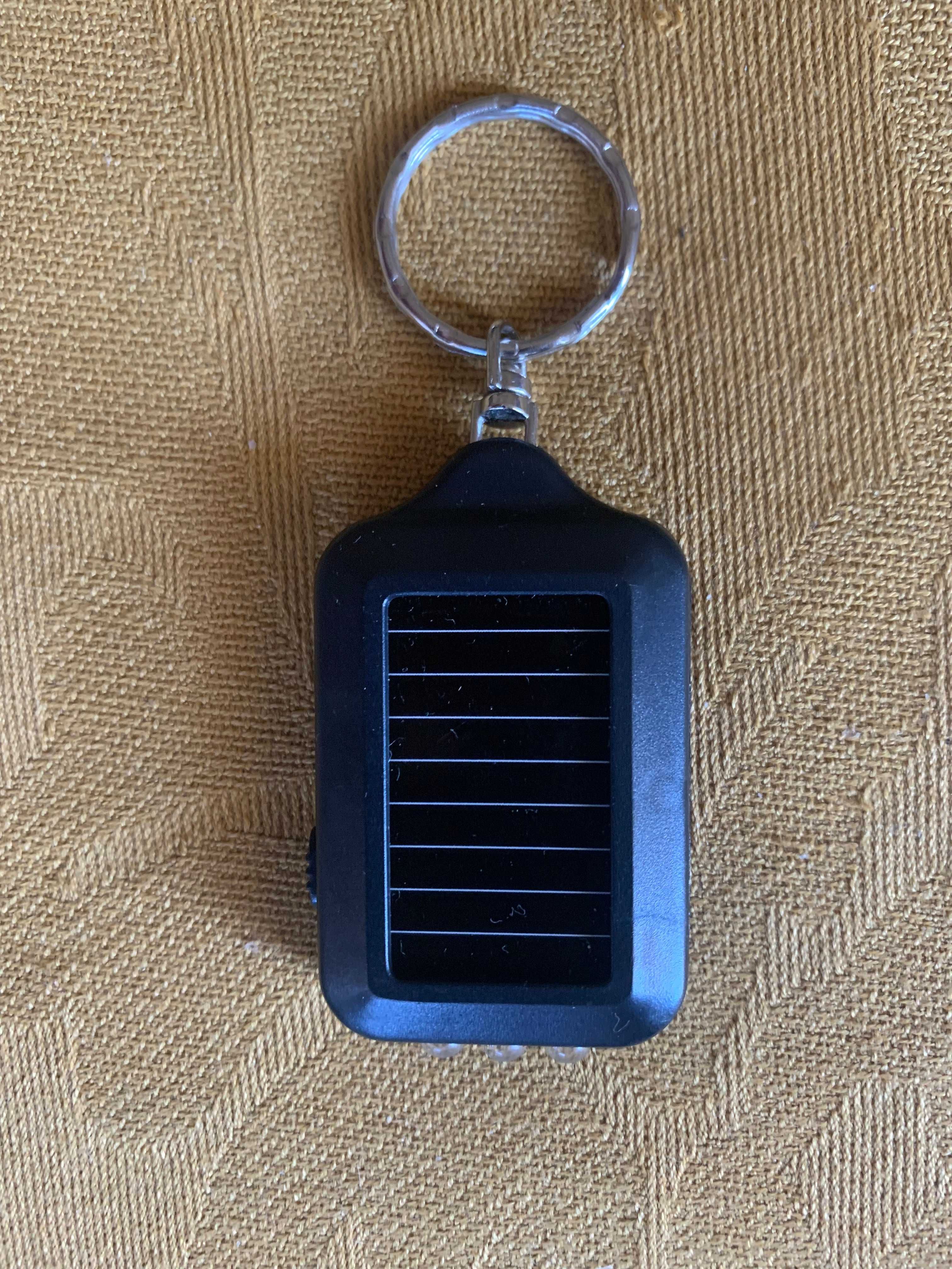 Breloczek czarny brelok latarka z baterią słoneczną solar