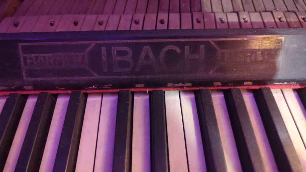 Piano vertical acústico IBACH