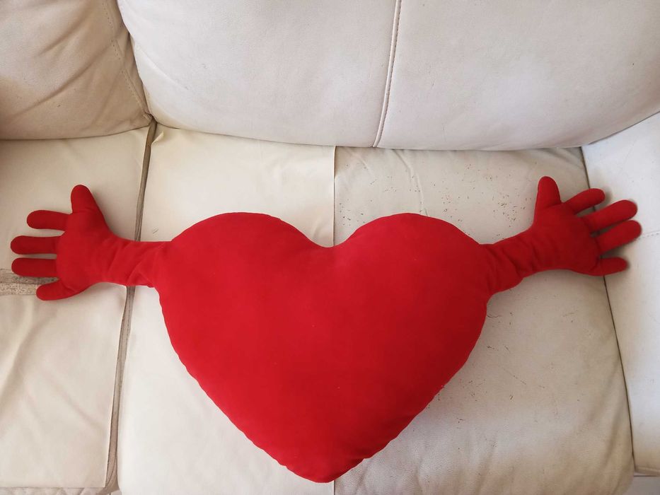 Almofada abraço, forma CORAÇÃO vermelho, 45x30cm