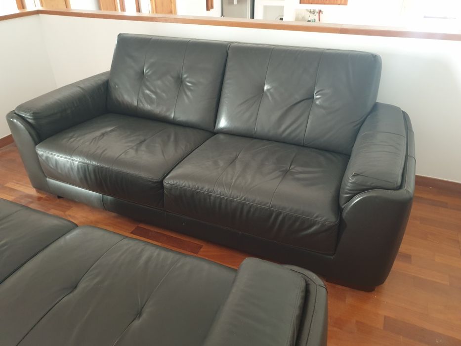 Conjunto de dois Sofás em pele escura