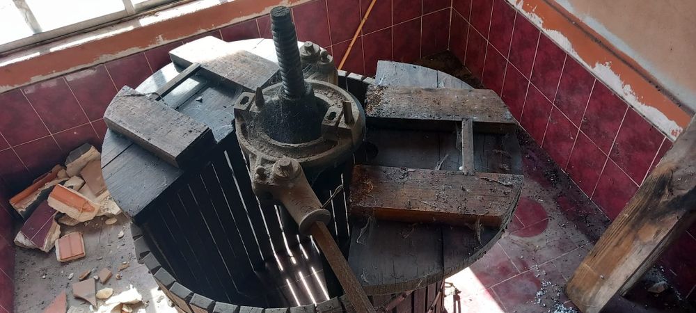 Vende-se Prensa de Vinho