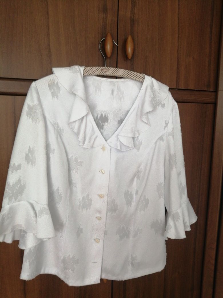 Biała  bluzeczka z falbankami