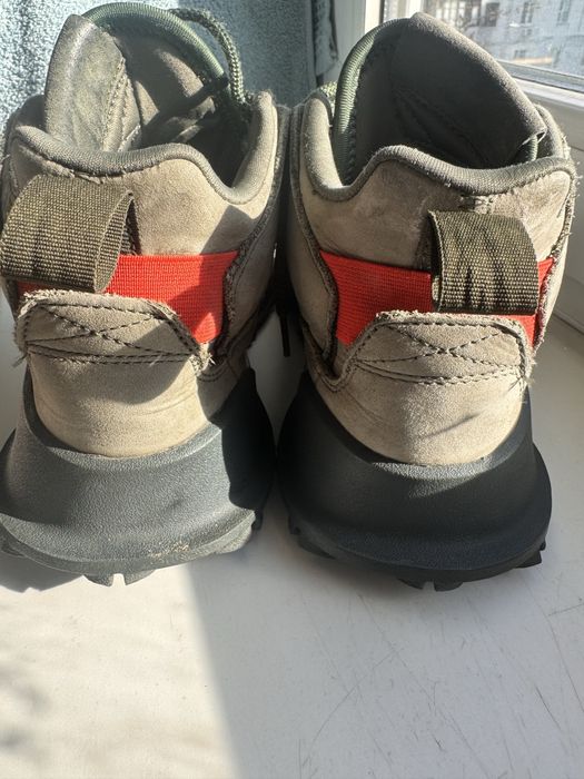 Кросівки adidas.