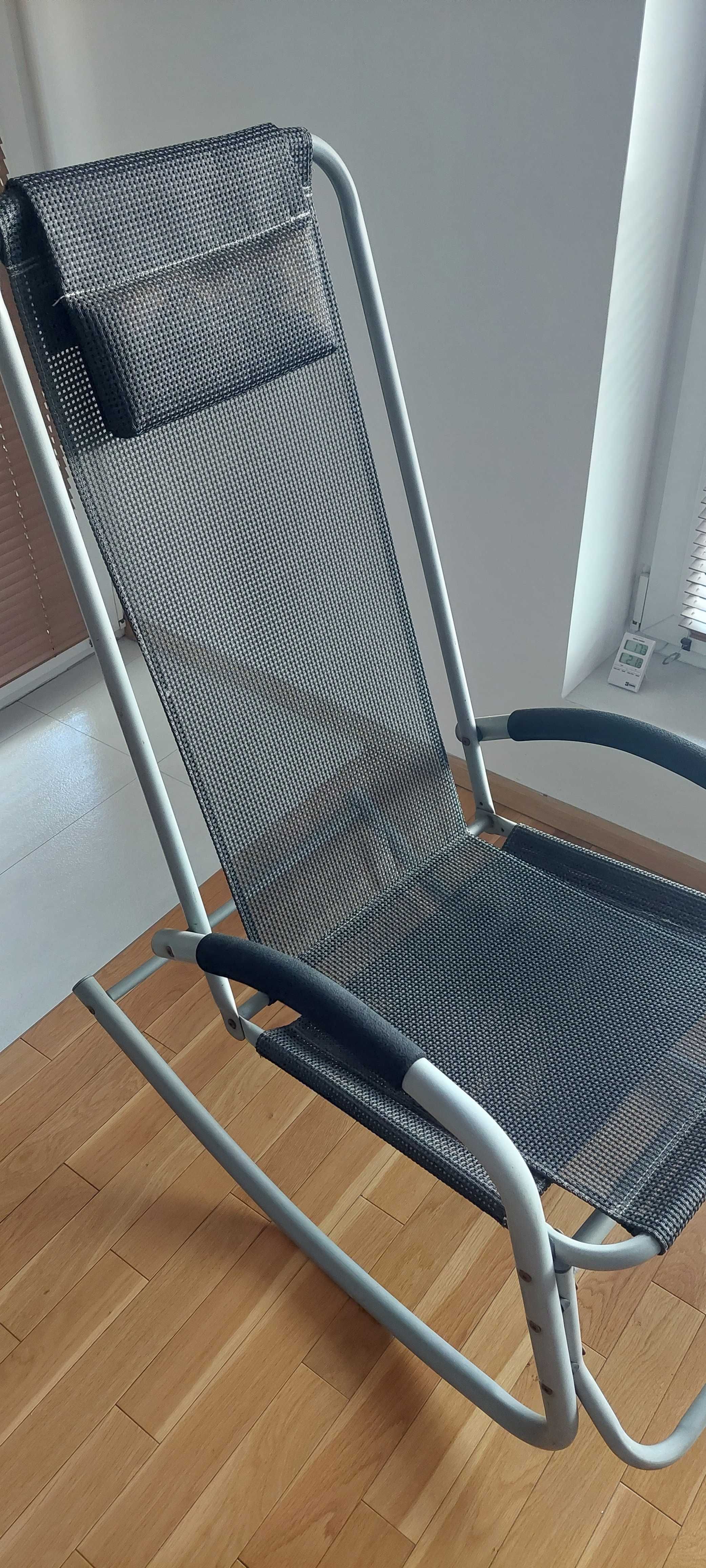 nowoczesny fotel bujany