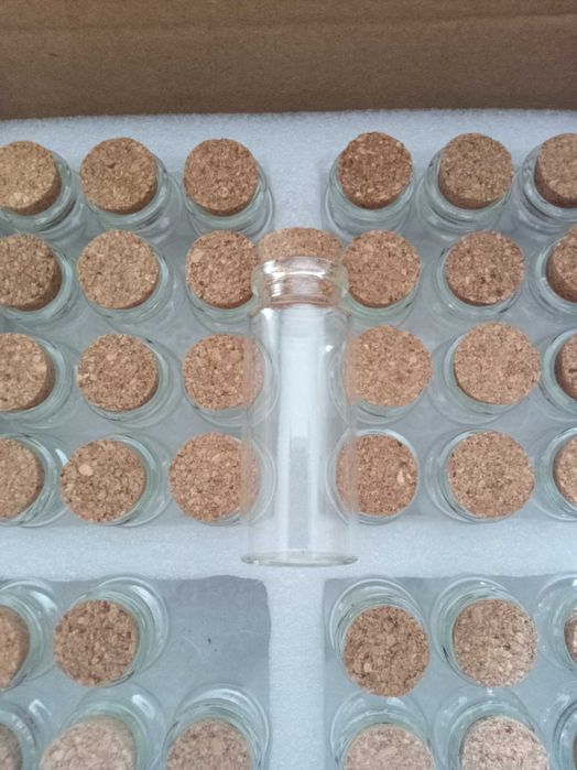 Zestaw 64 małych buteleczek fiołek z zatyczka z korka i etykieta