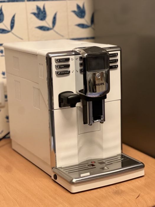 Maquina de café automatica Philips - com moinho integrado - pouco uso