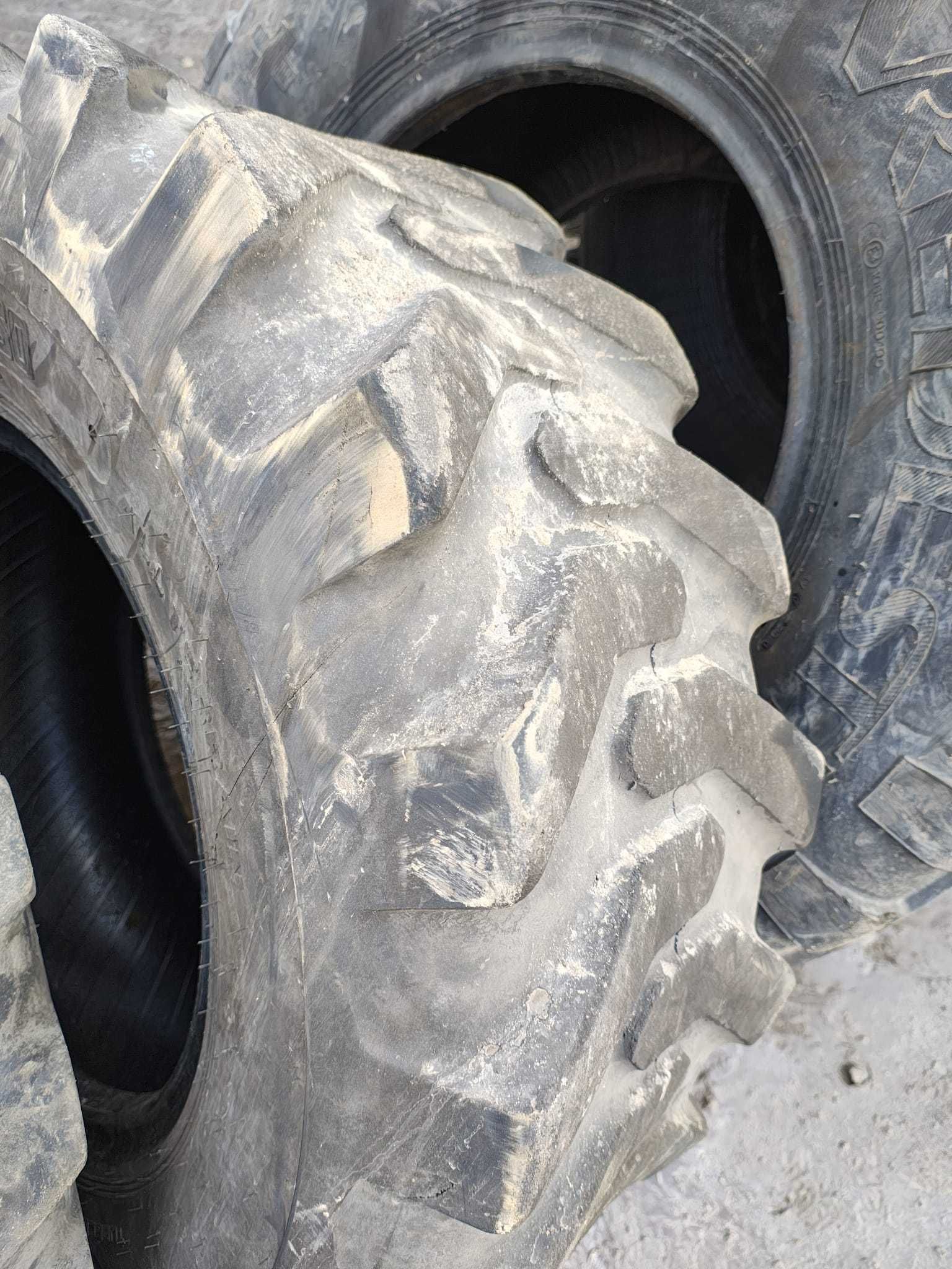 Opony przemysłowe 12.5-18 Camso koparko ładowarka JCB Cat Volvo Terex