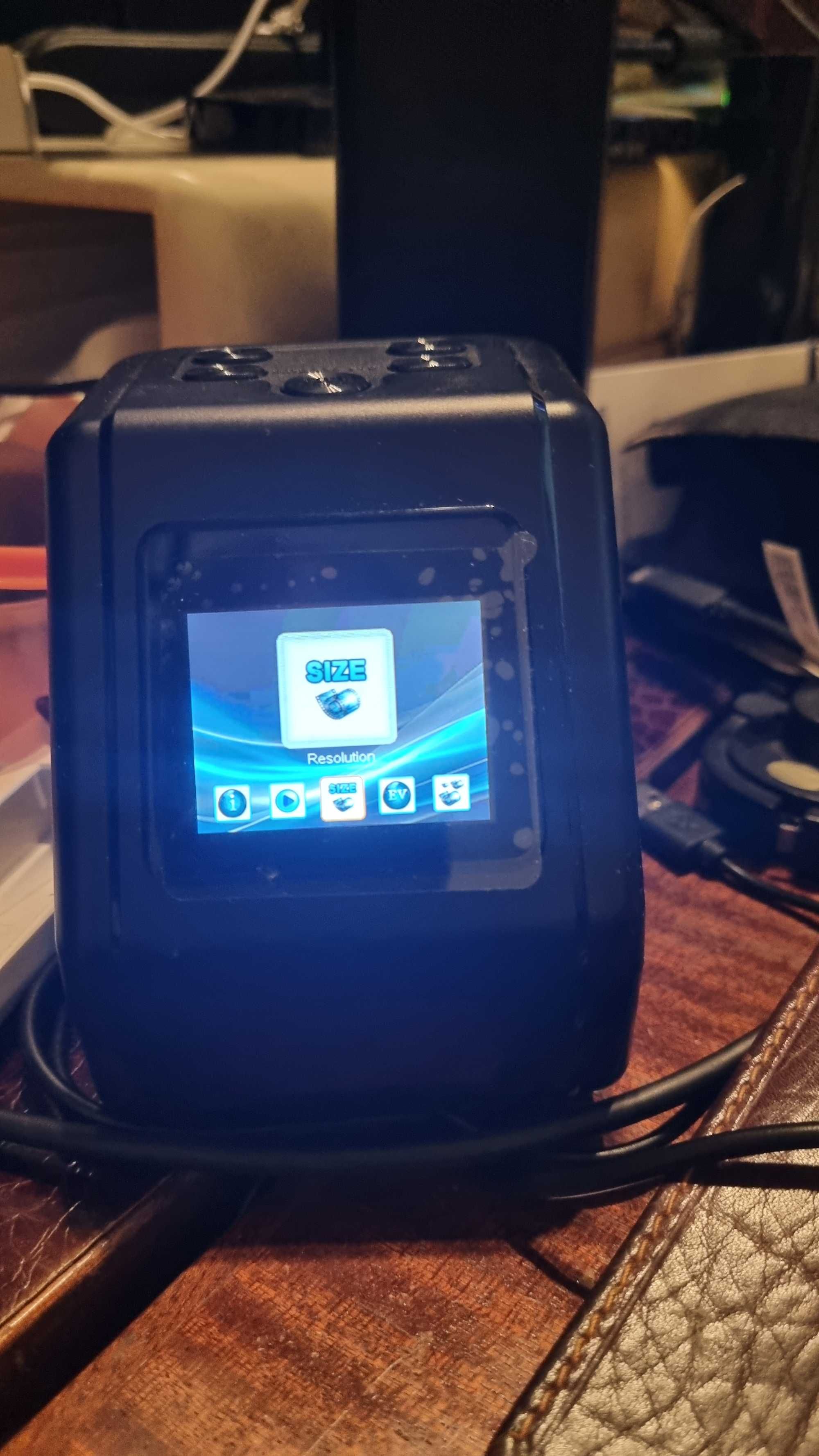 Portable film scanner