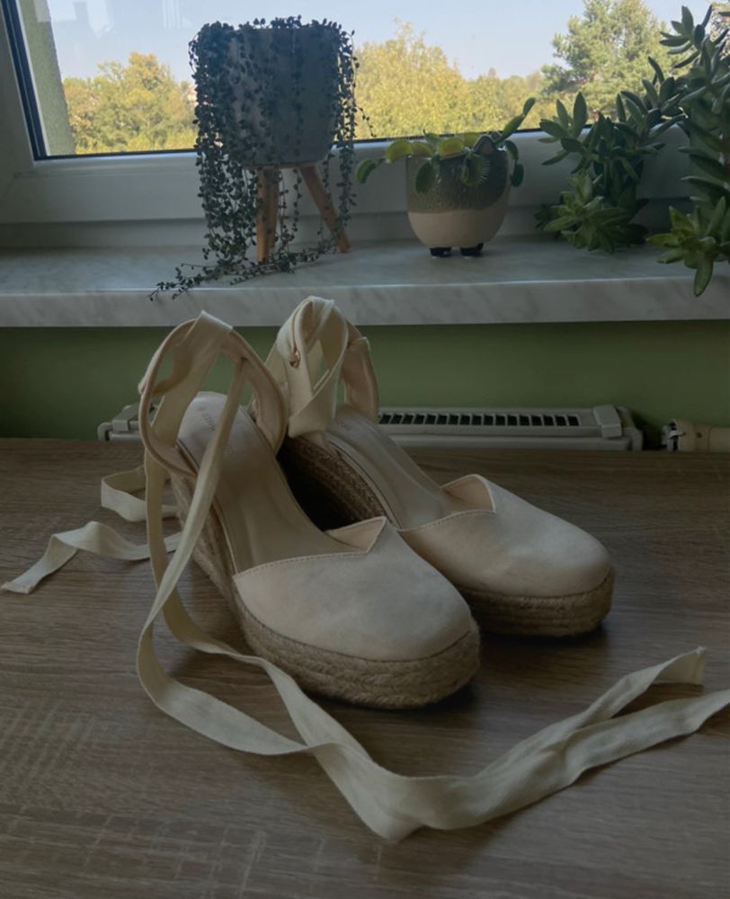 Buty na koturnie