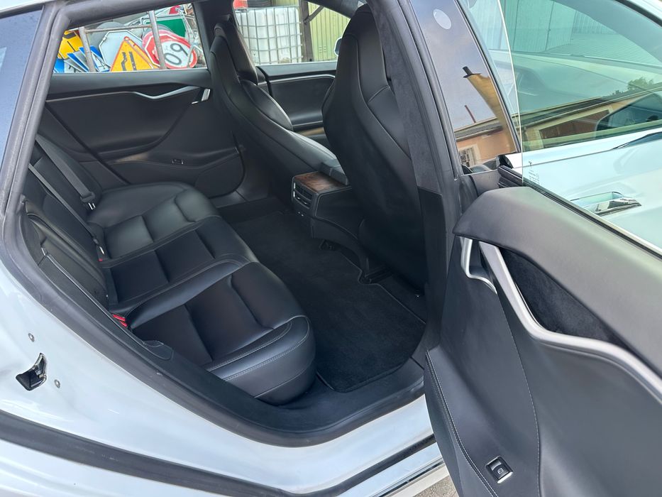 Wynajem auta Tesla Model S Standard Range  - od 250zł/doba
