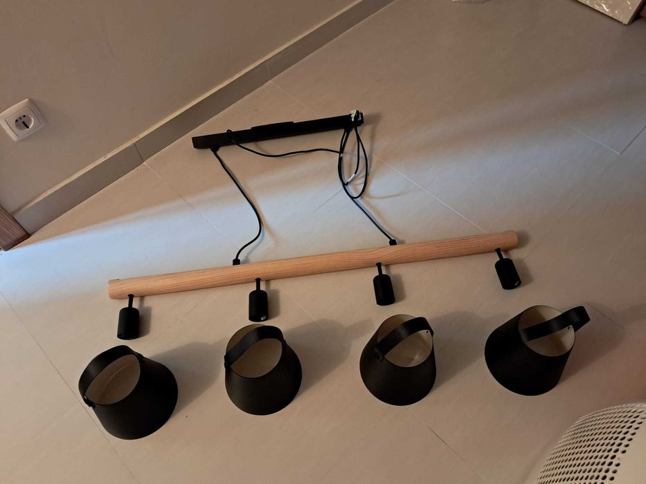 Candeeiro de teto suspenso de metal e madeira