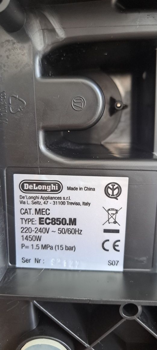 Express Kolbowy De'Longhi EC 850M z dodatkowym młynkiem żarnowy DeLong