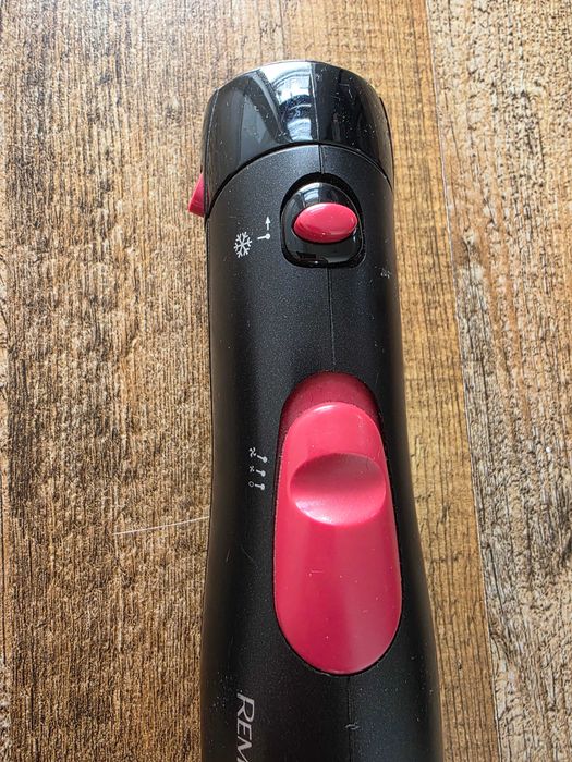 Lokówko-suszarka Remington –funkcje suszarki i szczotki do modelowania