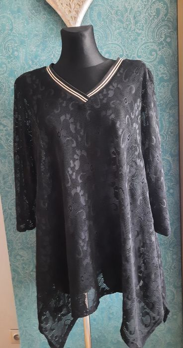Czarna koronkowa tunika z dekoldem w serek L