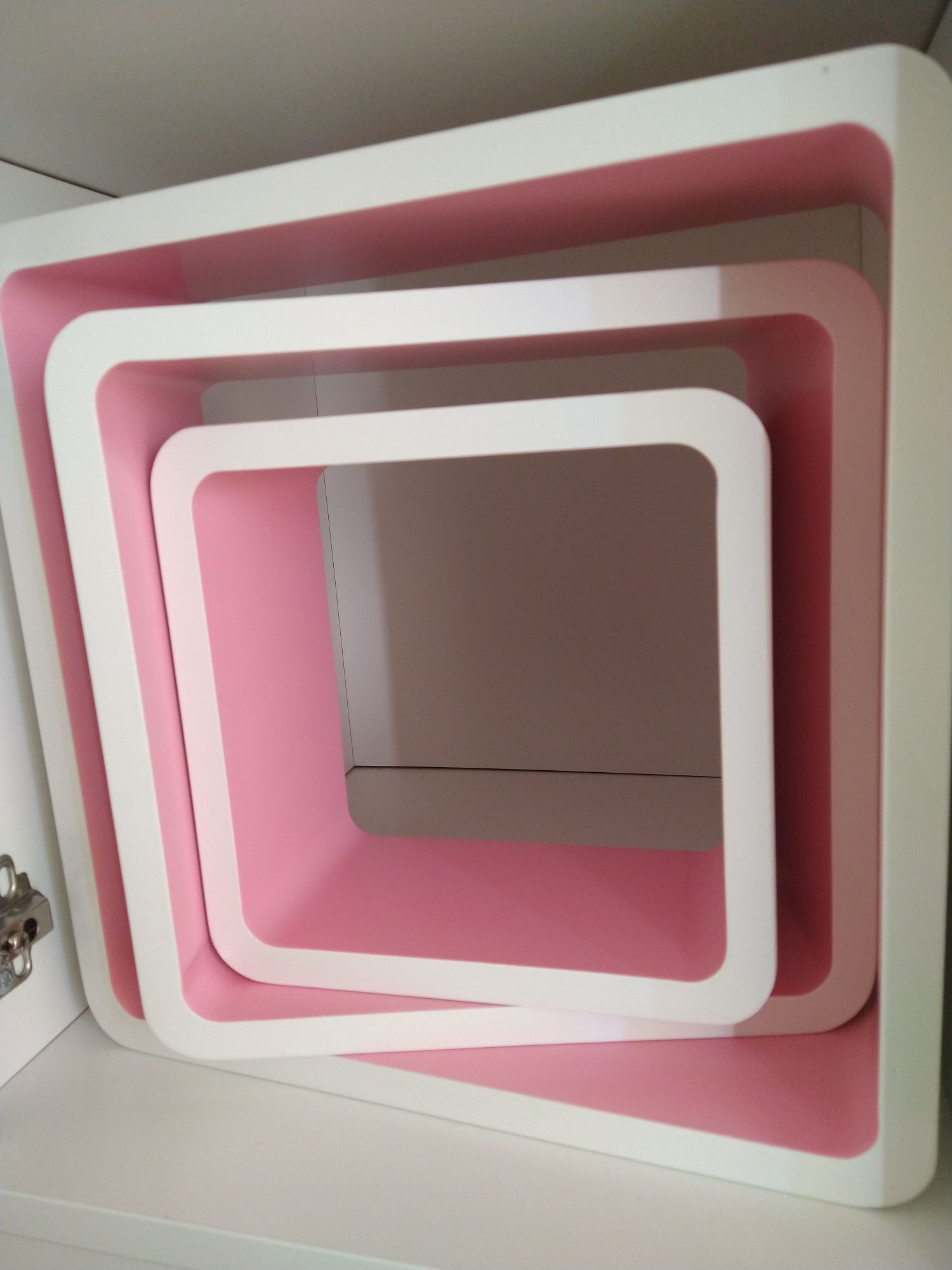 Zestaw trzech kwadratowych półek biało -różowych