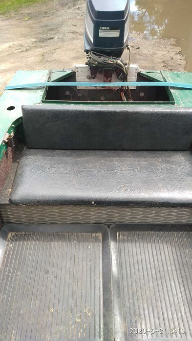 Моторный човен разом з лафетом