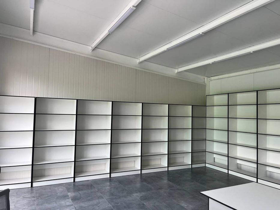 Стелажі полички вітрині для товару або в гардеробну