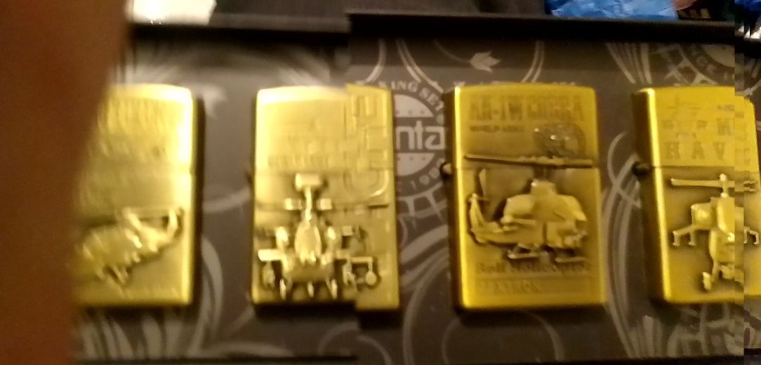 isqueiros tipo Zippo novos e em caixa de 4 unidades