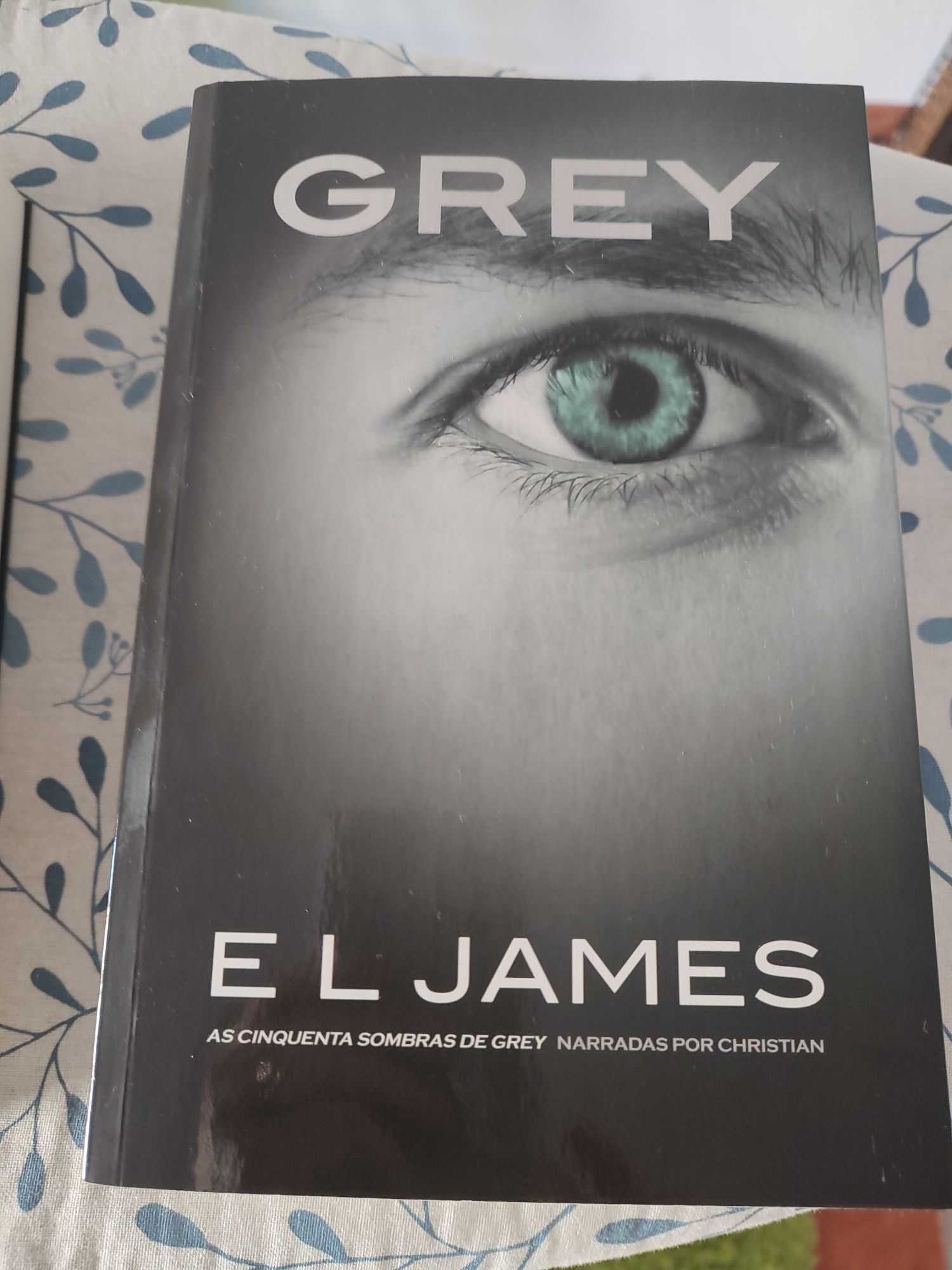 Vendo coleção de 4 livros "Sombras de grey"