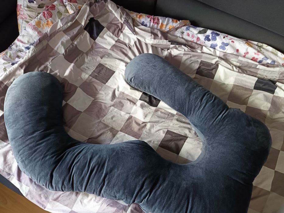 Poduszka ciążowa typu J – aksamit, jak nowa