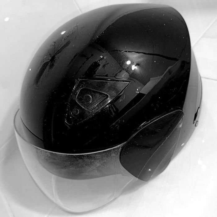Шлем мотоциклетный открытый 55-56р. в хорошем состоянии.