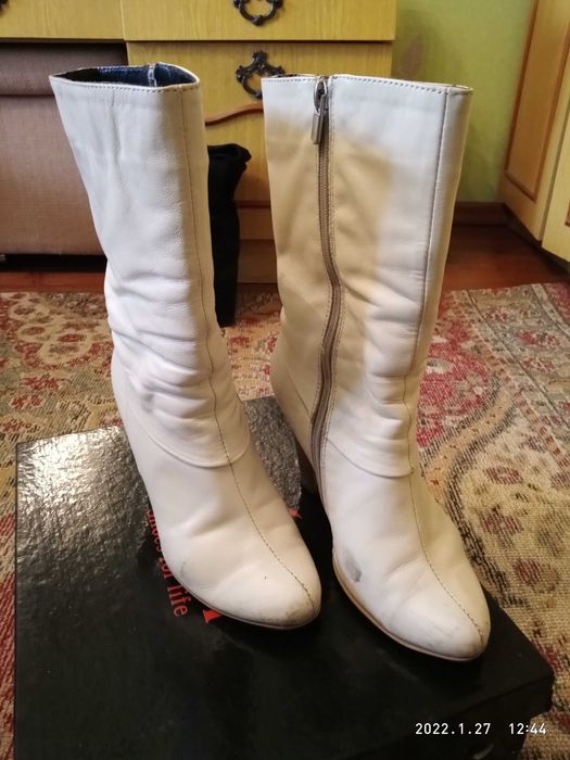 Чобітки осінньо- весняні. Молочного кольору. З натуральної шкіри.