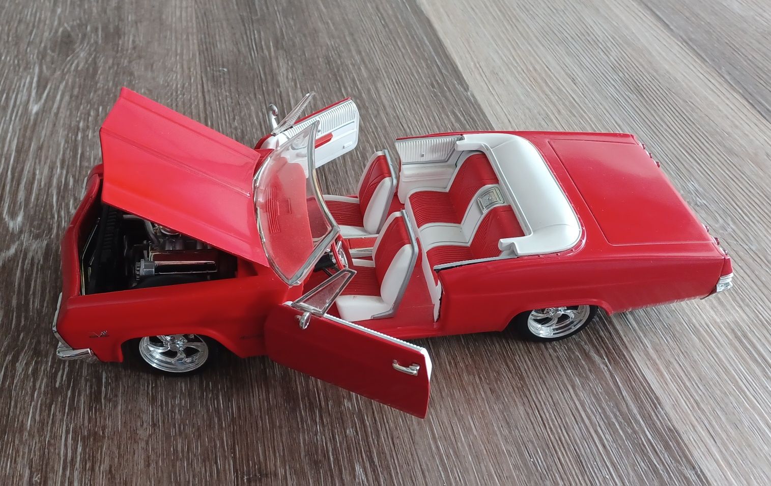 Modele samochodów Pontiac GTO i Chevrolet Impala 1:18. Hot Wheels.