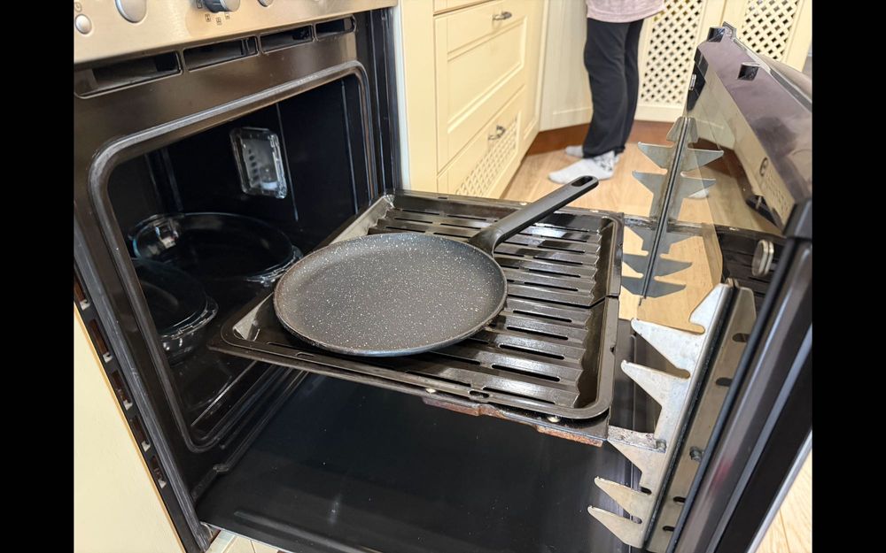 Електрична варильна поверхня NKQ 645 та духовка HEN 5850 Bosch