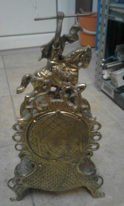 Relógio antigo  com feitio de um cavaleiro