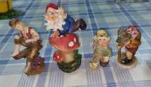 4 bonecos decorativos
