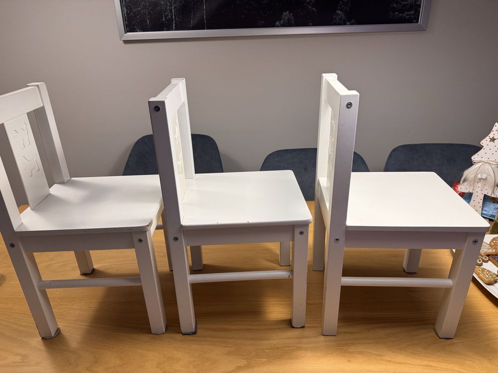 dwa krzesła dla dzieci Ikea Sundvik