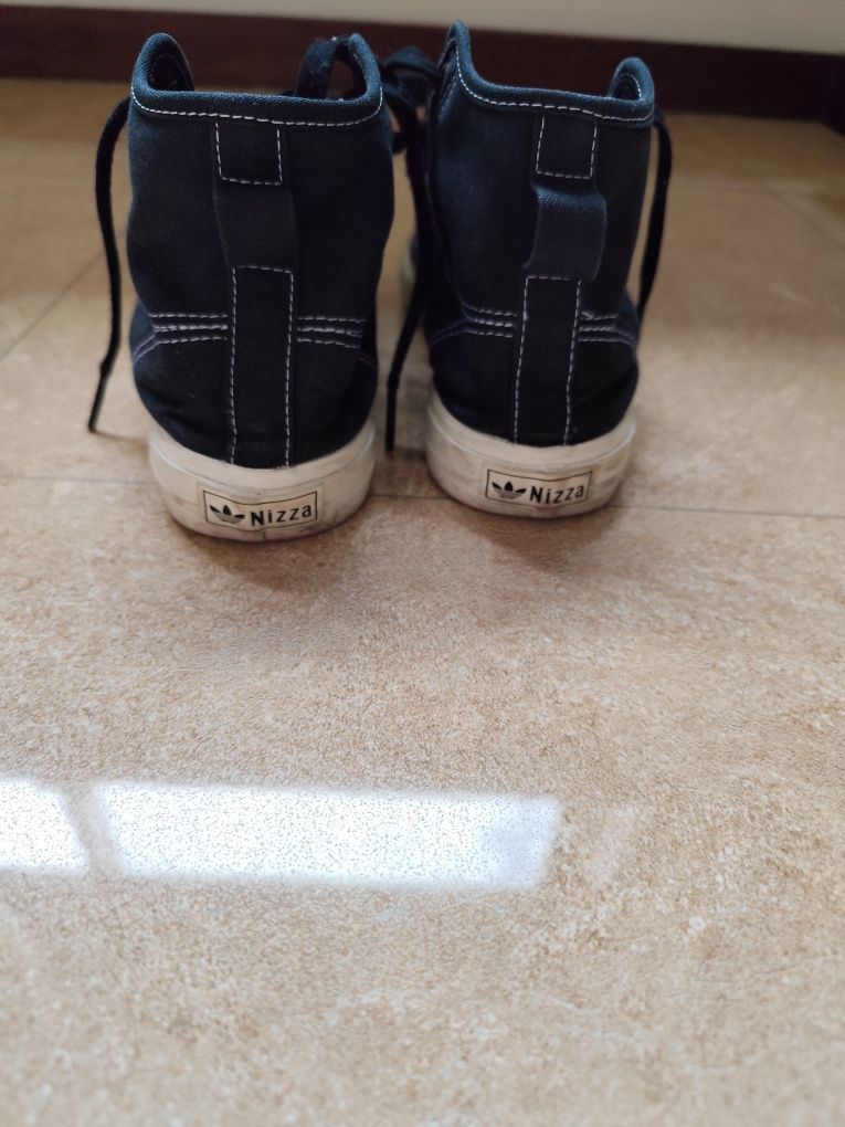 Sapatilhas Adidas muito bem conservadas.