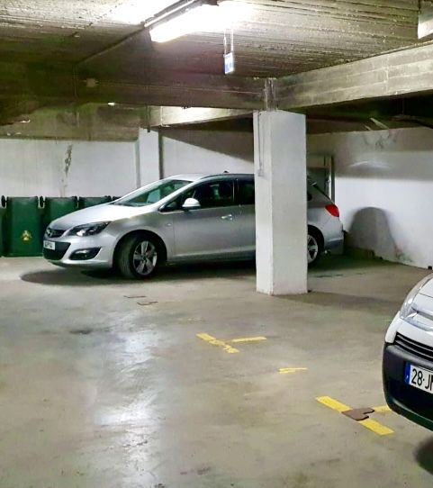 Arrenda-se lugar de garagem em Telheiras