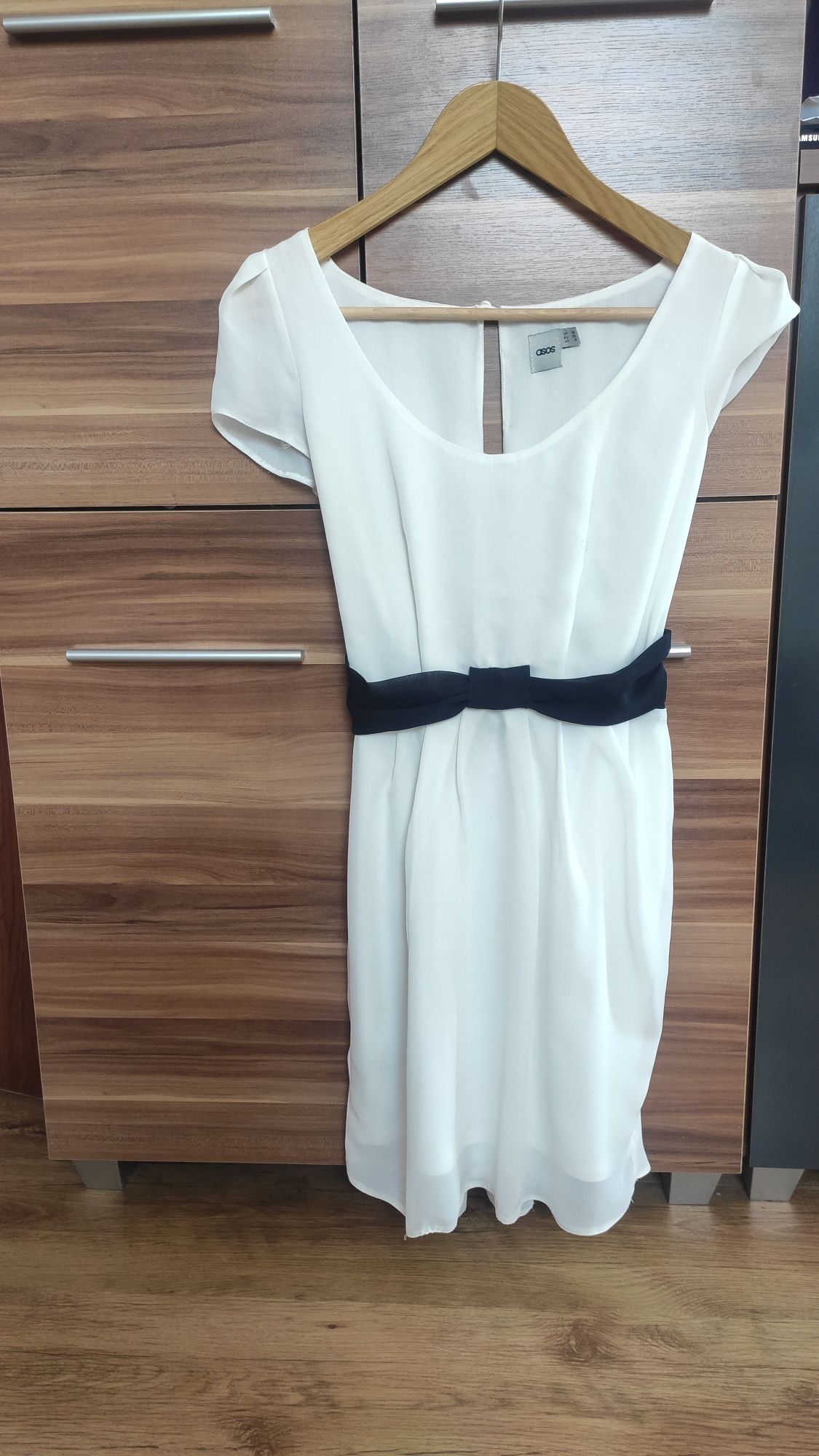 Biała sukienka z wiązaniem ASOS 38