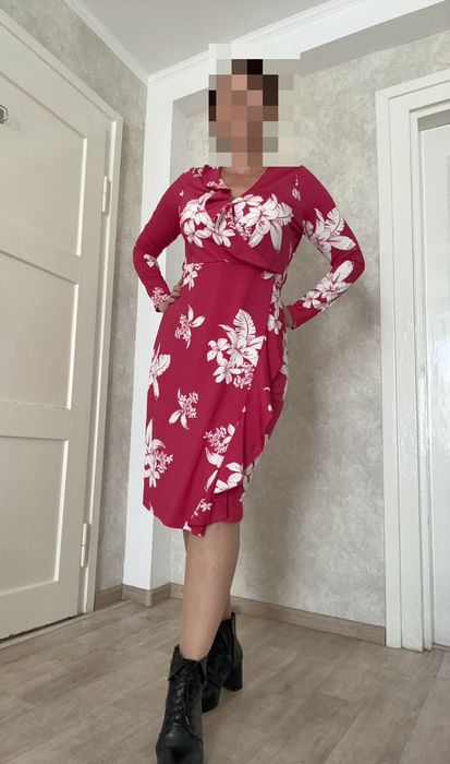 Платье с декольте 50 размер