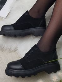 Женские закрытые туфли черные MAXUS