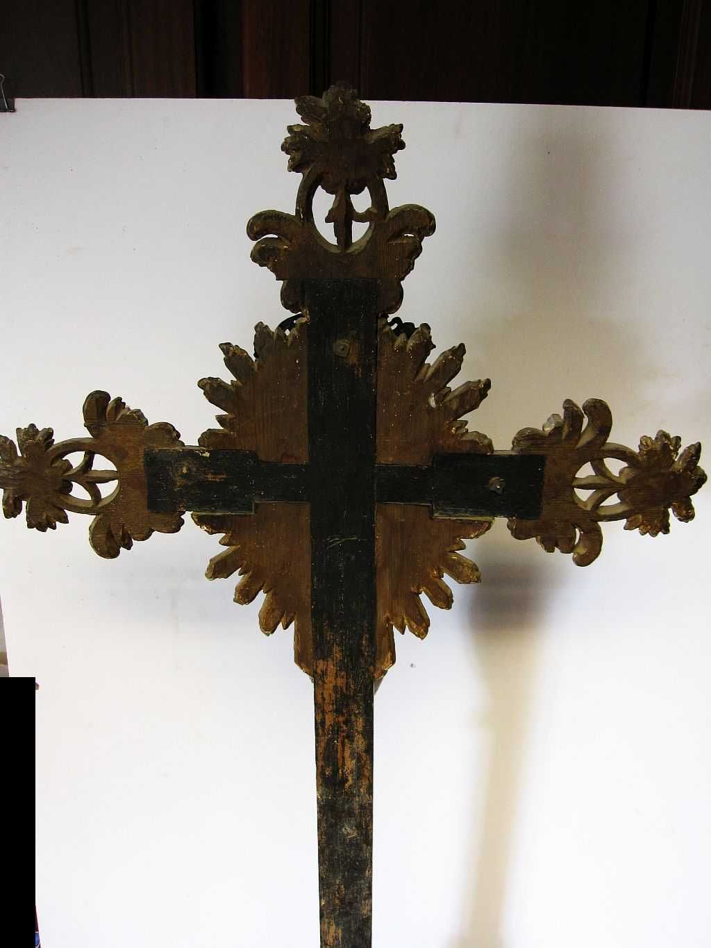 impressionante antigo crucifixo em madeira dourada e policromada+prata