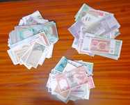 Notas de vários países, 340 notas, vendo o conjunto
