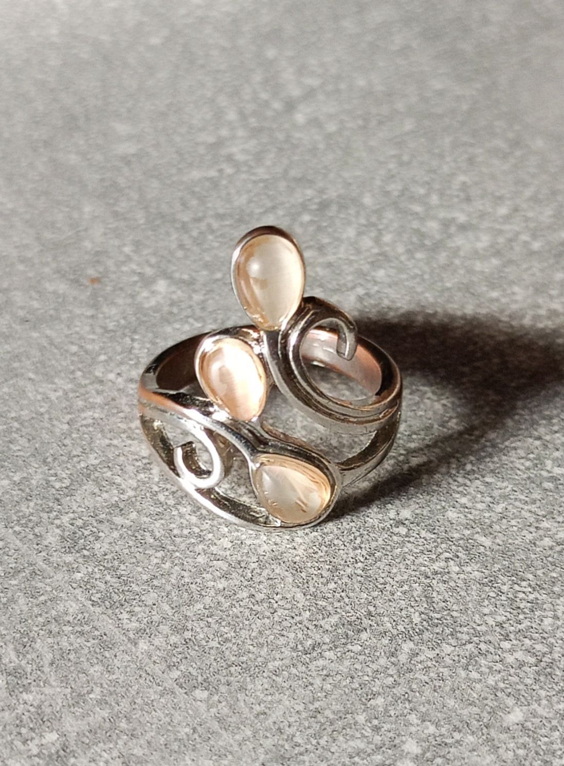 Pierścionek w kolorze srebrnym beżowe oczka biżuteria sztuczna 18,1 mm