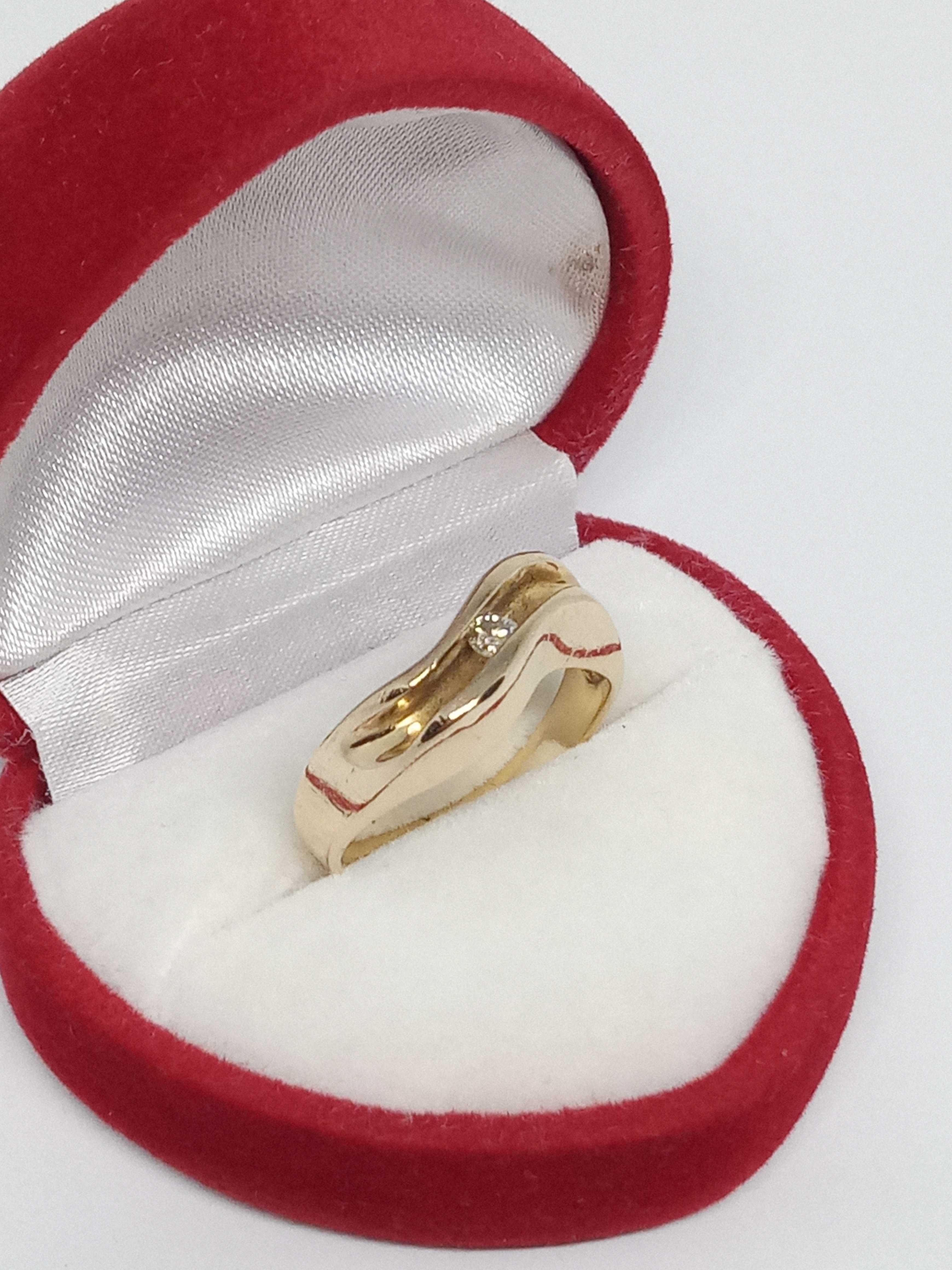Lombardowski. Złoty pierścionek z brylantem pr.585 Certyfikat 0,07ct