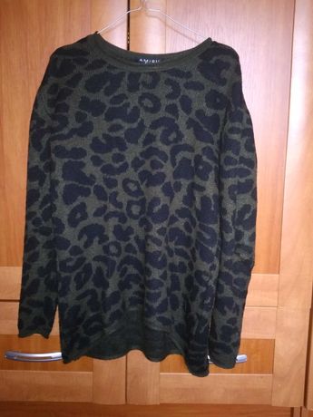 Sweter khaki w czarne łaty