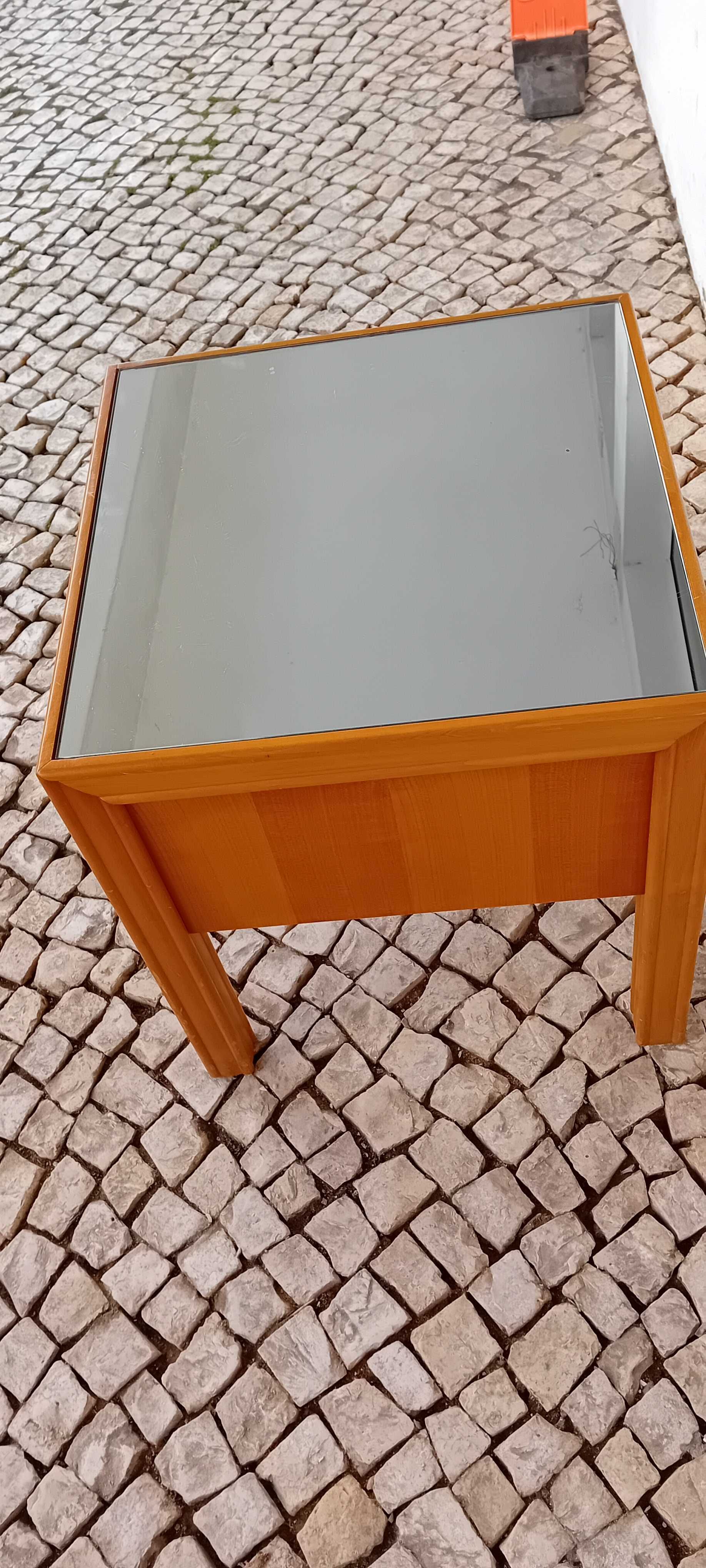 Baixa de preço! Mesas de cabeceira quadradas!