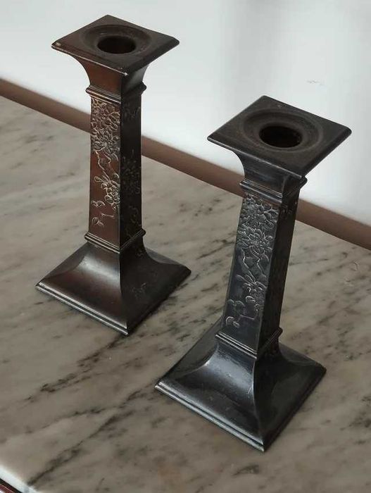 Castiçais em Metal Ornamentado