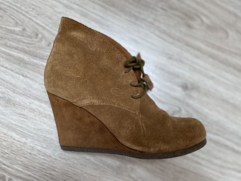 Buty zamszowe na koturnie Scholl r.38