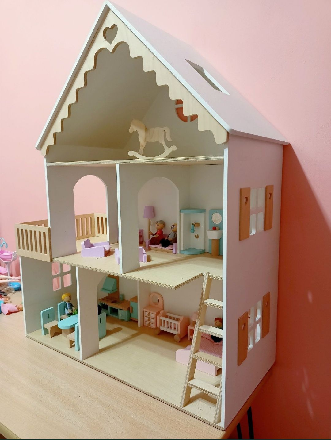 Drewniany domek dla lalek z figurkami